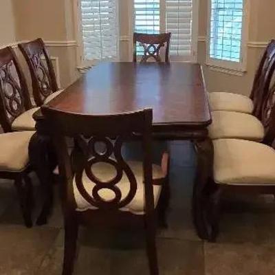 Elegant Table With 8 Chairs and 2 Leaves