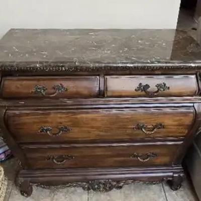 Elegant Kathy Ireland Bombay Styled Table with Marble Top