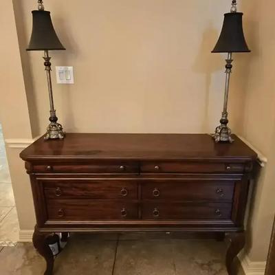 Elegant Buffet with 2 Table Lamps