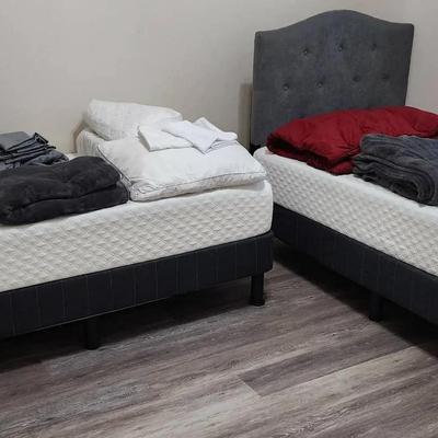 Pair Twin Beds and Gray Tufted Headboards, Mattress Sets, Bedding (SEE PICKUP DETAILS IN DESCRIPTION