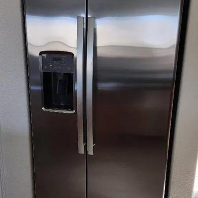 GE Refrigerator (2 door) 36.5"W x 33"D x 69.5"H (READ PICKUP DETAILS IN DESCRIPTION) 