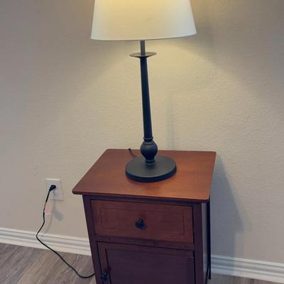 Single End Table with Lamp (READ PICKUP DETAILS IN DESCRIPTION) 