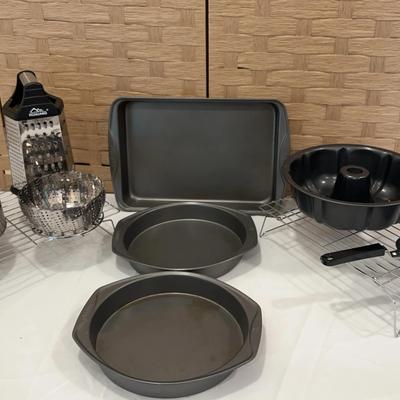 Oneida Baking Pans 14”x9” Rectangular, 9” Round (2) Bundt Pan 