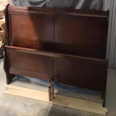 Full Size Wooden Sleigh Bed With Mattress and Rails