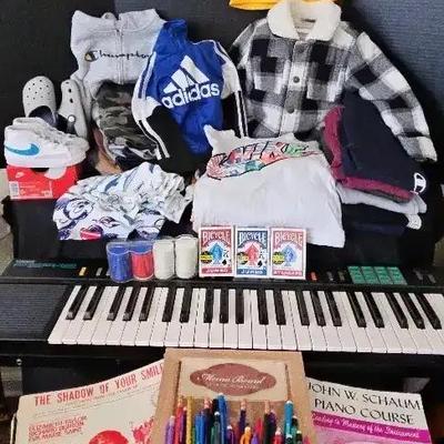 Yamaha Keyboard with Music Books, Playing Cards & Boys’ Clothing (2T–3T)