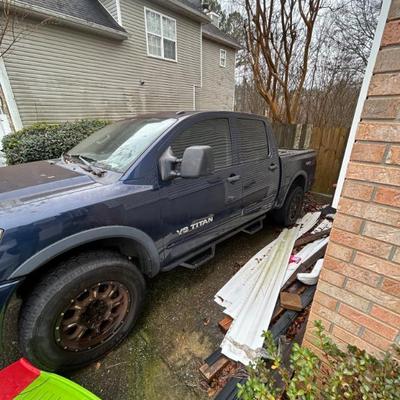 Nissan Titan V8 Truck