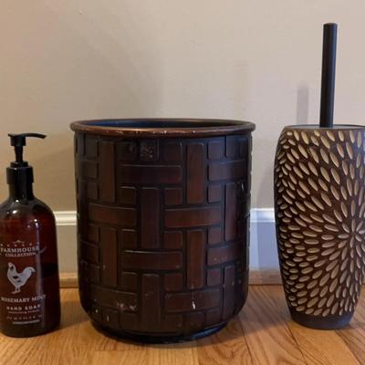 Small Lot of Bathroom Items