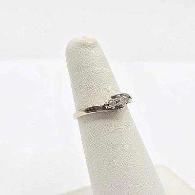 424 • 10k gold and diamond engraved ring, 1.6g