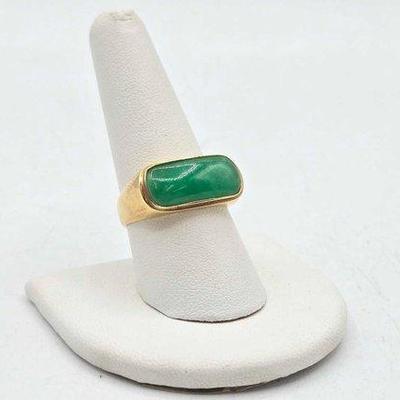 262 • 14k gold and jadeite ring, 5.6g
