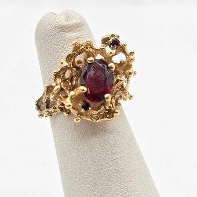 272 • 14kt gold ring with semi precious stone, 4.7g