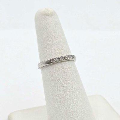 152 • platinum and diamond ring, 2.7g