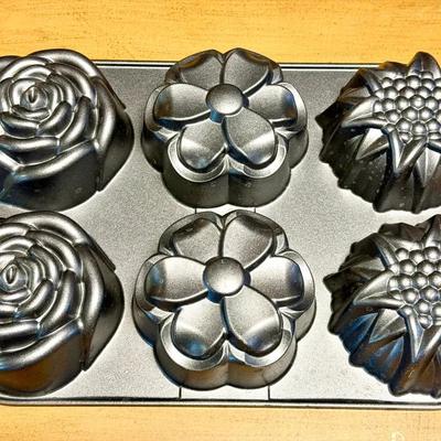 Nordic Ware Floral Cakelet Pan