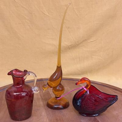 Vintage red crackle glass pitcher, an MCM Viking Glass Epic Amber bird & Fenton Amberina glass swan 