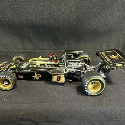Quartzo 1:18 Lotus 72 “John Player Special” Emerson Fittipaldi Die-Cast Model