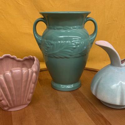 A collection of three vintage decorative Abingdon ceramic pieces