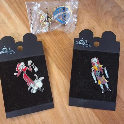 Disney & Warner Bros. Character Enamel Pin Collection – Nightmare Before Christmas & Bugs Bunny (4 p