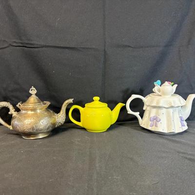 Charming three-piece teapot lot