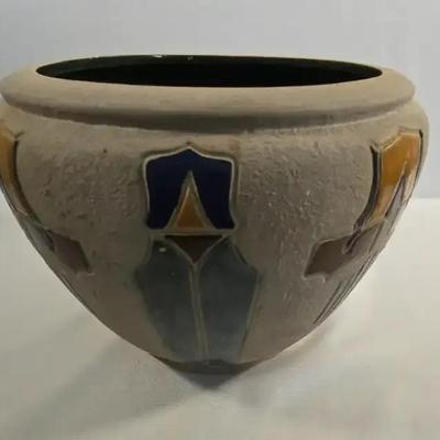 Roseville, Mostique Jardiniere