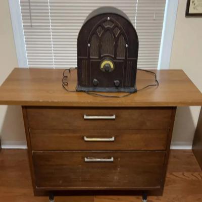Nice 3 Drawer Vintage Cabine And An Antique Radio