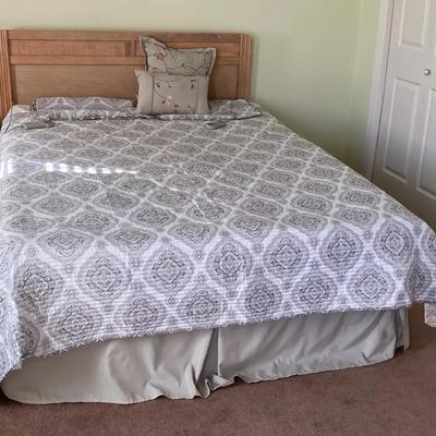 Select Comfort Sleep Number Queen Bed with Bedding