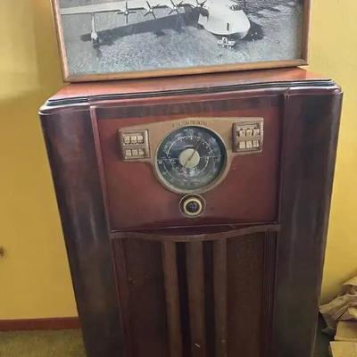 Sa111 vintage zenith floor radio and picture