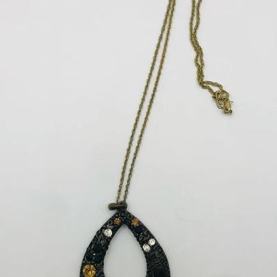 Teardrop-Shaped Pendant Necklace 18”