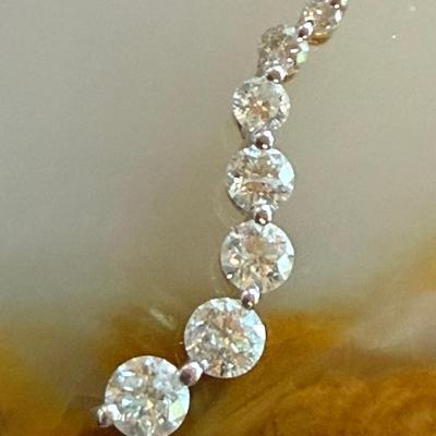 14k Yellow Gold And Graduated 7 Diamond Slide Pendant - Weight 2.09 Grams