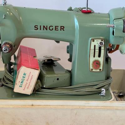 Vintage Singer 185J Sewing Machine & Accesssories