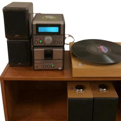 Crowley Turntable & Speakers * JVC Bookshelf Unit FM/AM with CD * Working 