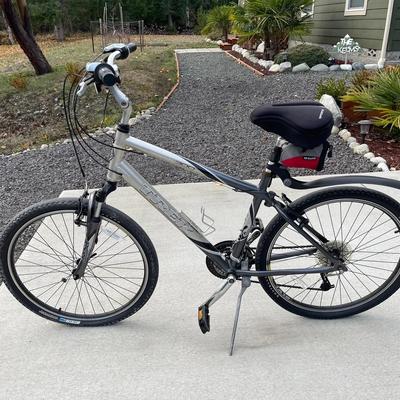 Trek Navigator 300 Comfort Hybrid Bicycle