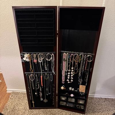 Full Hanging Jewelry Chest