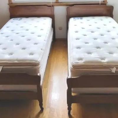 Set: Twin Beds w/ Mattresses (BR1)
