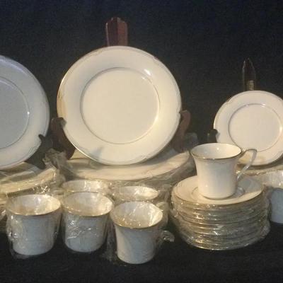 Noritake Golden Cove #7719 China Place Settings 10 Place Settings