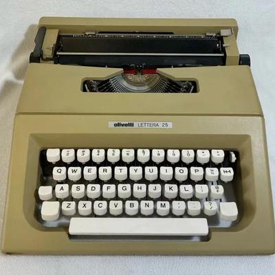 Olivetti Lettera 25 Manual Typewriter, Vintage