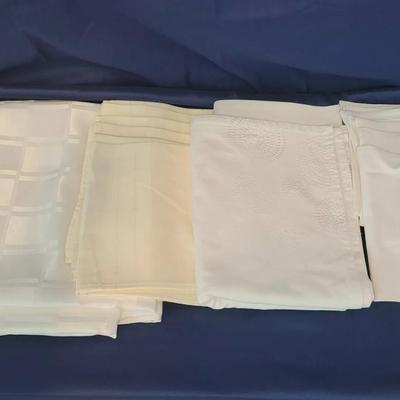 Assorted Tablecloths & Place Settings (17 pieces)