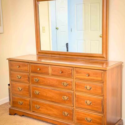 Sturdy Vanity Dresser With Mirror
