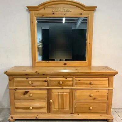 Broyhill Dresser W/ Mirror 