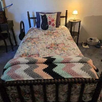 St1085 vintage twin bed with nightstand