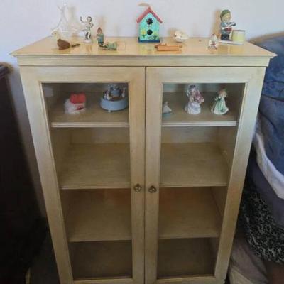 St1089 ikea hemnes glass door cabinet in light beige plus figurines