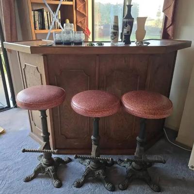 St1152 handcrafted bar with vintage bar stools