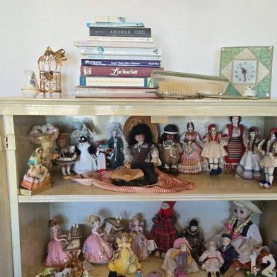 St1087 assortment of dolls wearing traditional attire and others