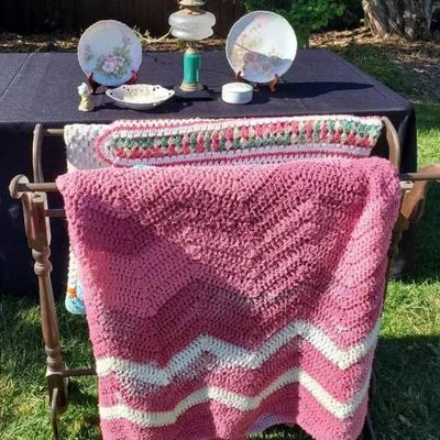 St1105 afghans on rack antique lamp and more