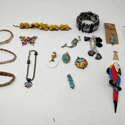 Costume Pendants & Bracelets 