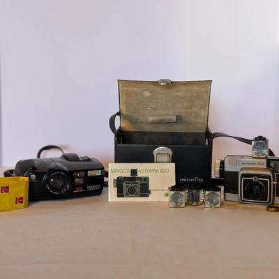Vintage Minolta Camera Bundle – Autopak 800, Freedom Zoom 105i, Flash Cubes, Film & Case