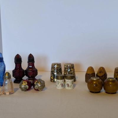 Vintage Salt & Pepper Shaker Lot *9 Sets! –  Glass, Wood Carved, Porcelain, Shells