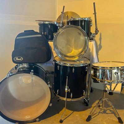 Pearl 7-Piece Drum Set w/ Hardware, Snare, Cymbal & Carry Bag – Black Finish