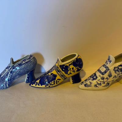 Set of 3 Delft-Style Porcelain Decorative Shoes – Blue & White Hand-Painted Collectibles