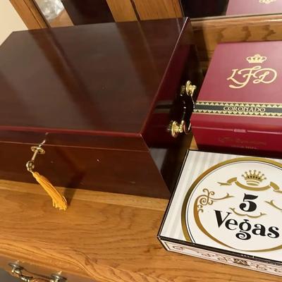 Large Lockable Desk Humidor with Key and Extras Cigar Storage Box