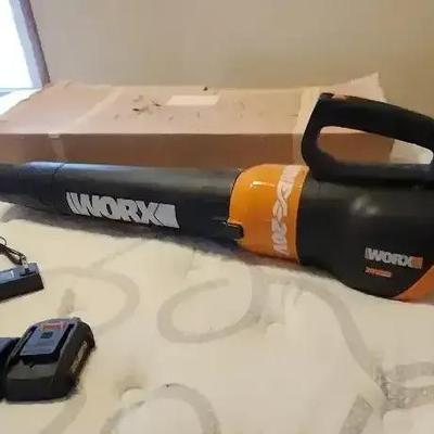 Worx 20V Cordless Leaf Blower. 4 Batteries And A Chager