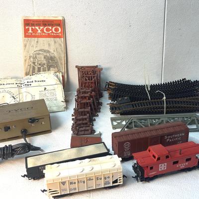 MidCentury Tyco HO Electric Train Set Model T909 - 4 Cars, Tracks, Trestles, Transformer- Not Tested